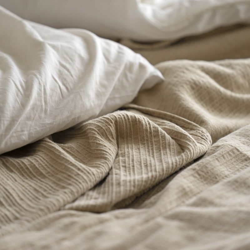 primo-piano-di-biancheria-da-letto-cuscino-e-lenzuola